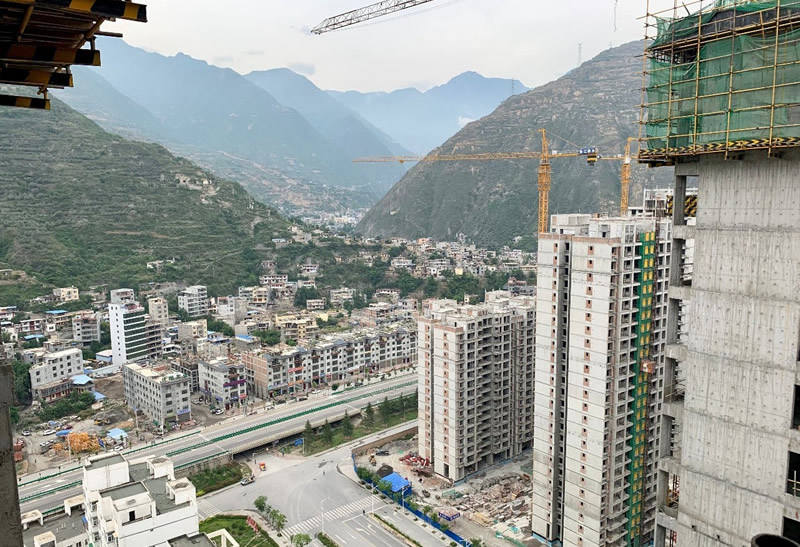 匠心傾注、喜封金頂——龍江?雙子座商住小區(qū)主體順利封頂